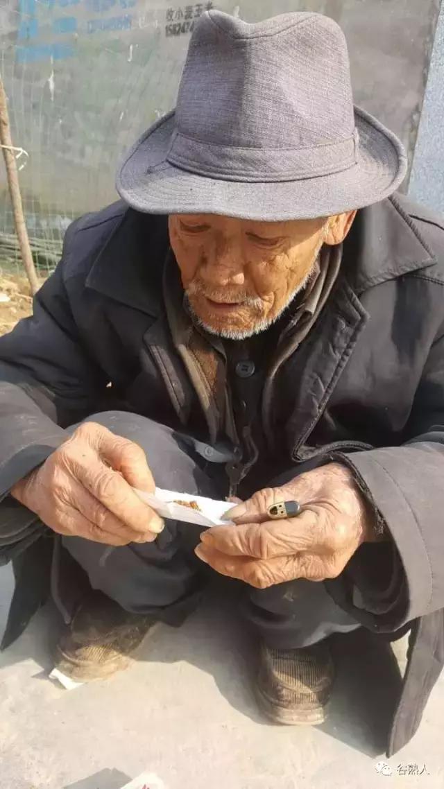 农村老年人用纸卷旱烟,用木瓜吸烟,难得一见!